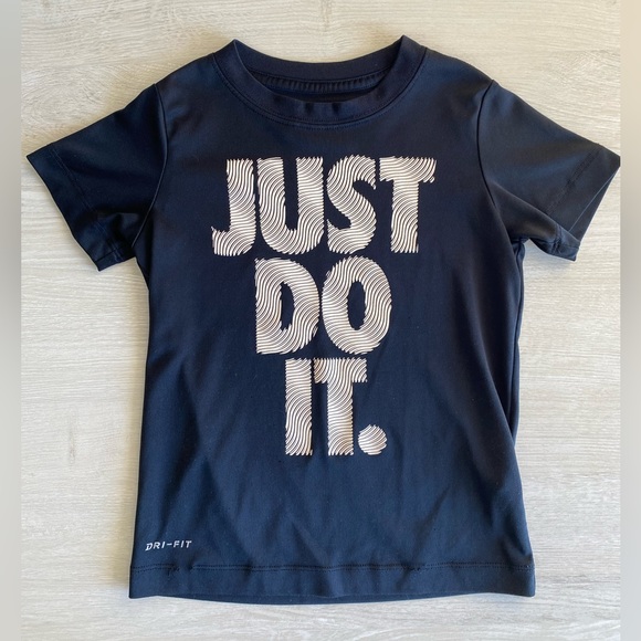 Nike Black Boys Size 5 T-Shirt - Picture 1 of 6